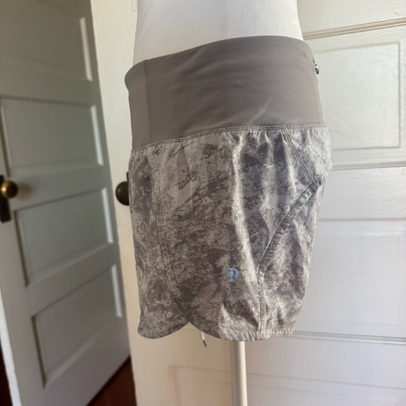 Lululemon Run Times Short II 4” Washed Marble Alpine White/Silverscreen– Size 6 - Picture 10 of 15